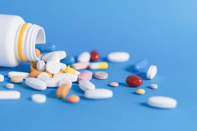 Ibuprofen a antibiotika: Kdy je kombinace bezpečná