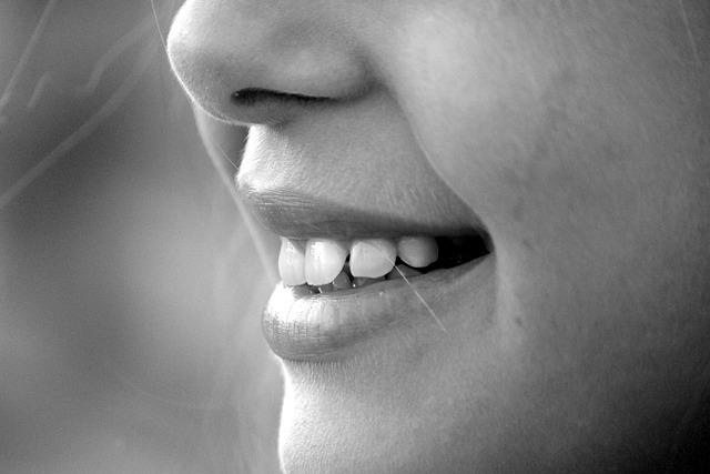 Tipy na udržení bílého úsměvu po bělení